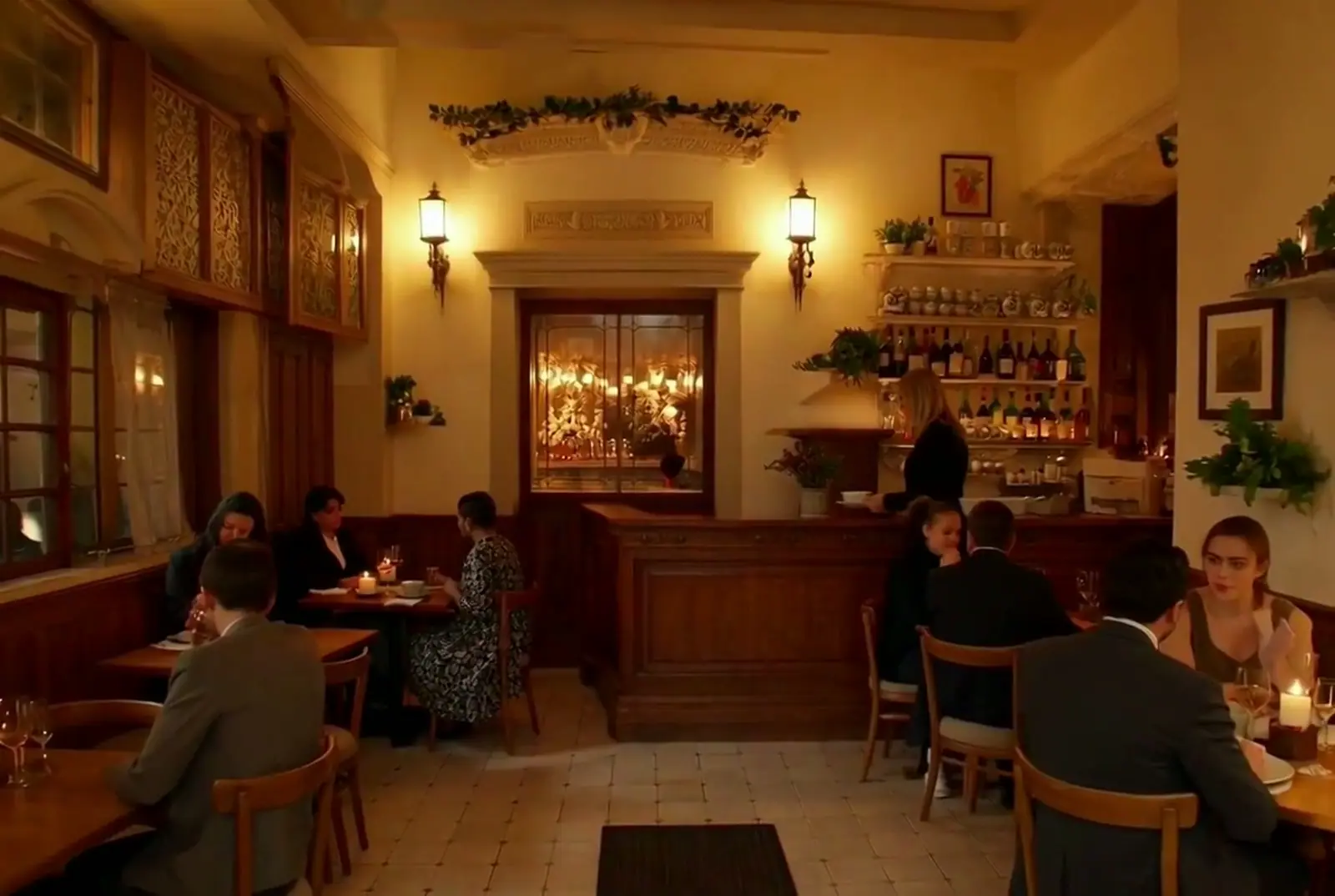 La sala con i tavoli apparecchiati